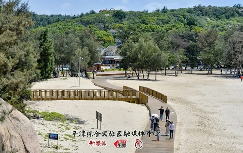 游客在南部生態(tài)廊道上漫步